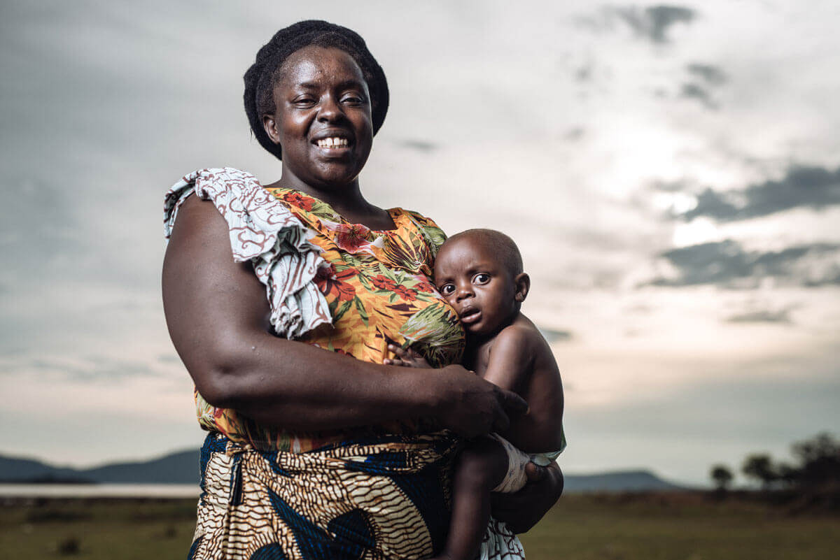 A Kenyan women poses with her baby son Ethan, who was in the hospital for 2 weeks with malaria. Photo: PATH/Gabe Bienczycki