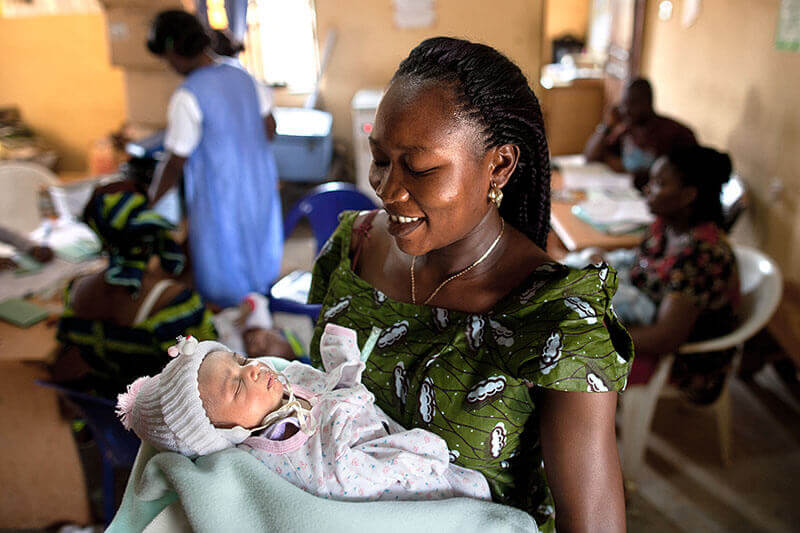 Blessing Kingsley holds her four-day-old daughter, Great. Photo: PATH/Evelyn Hockstein.